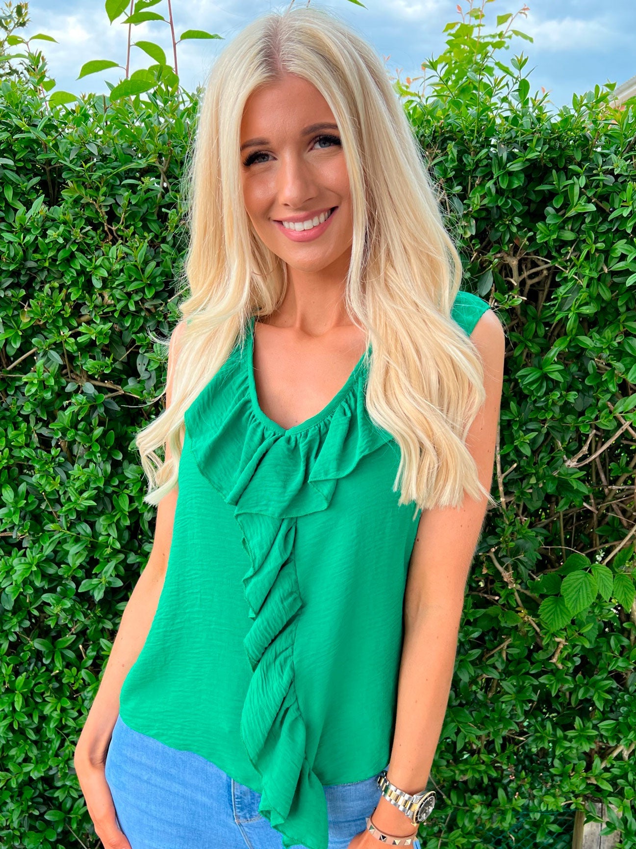 Nannali - Beigefarvet bluse med flæsekant